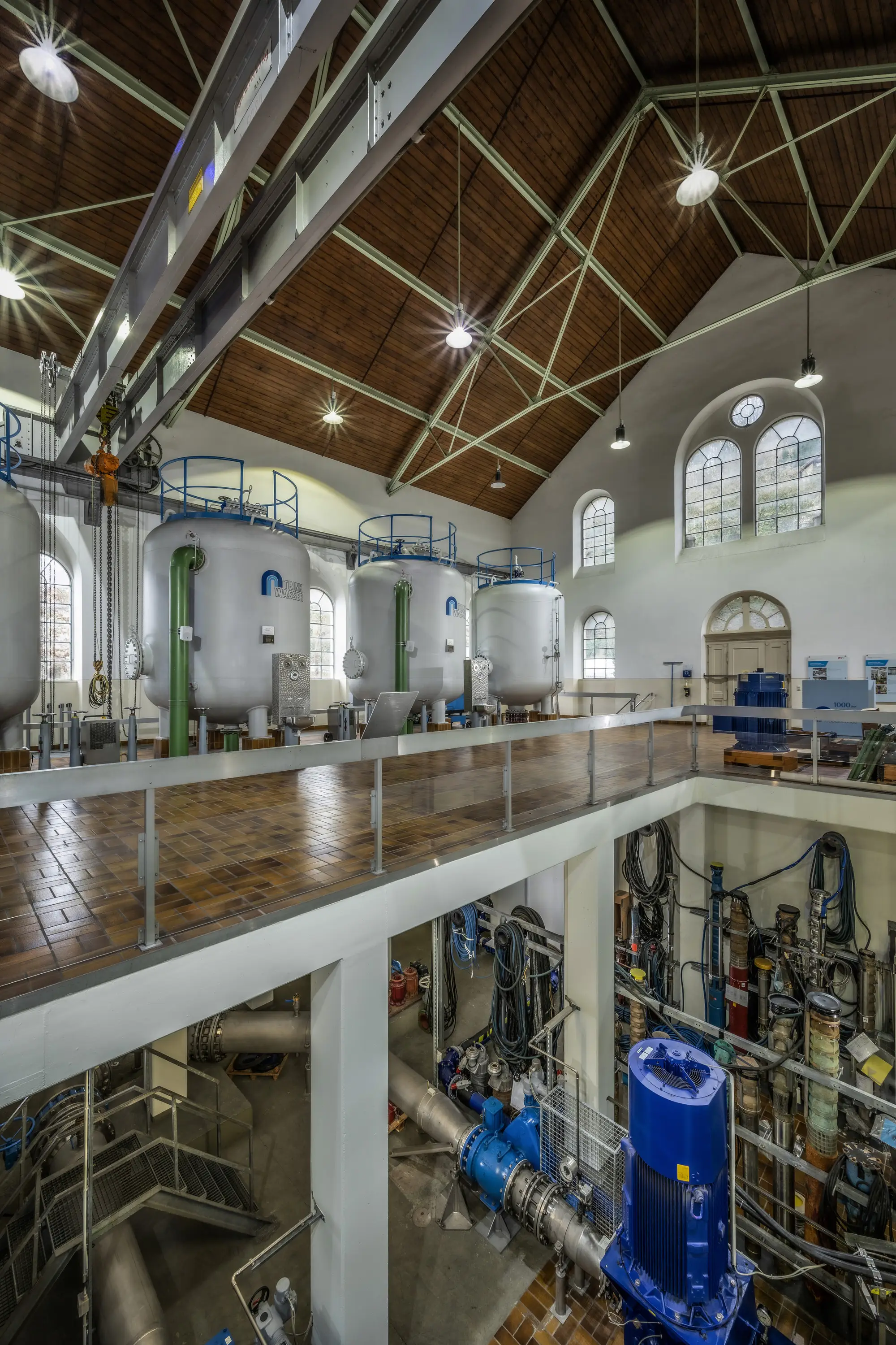 Maschinenhalle des Wasserwerks Würzburg-Zell mit Galerie und blauen Pumpen