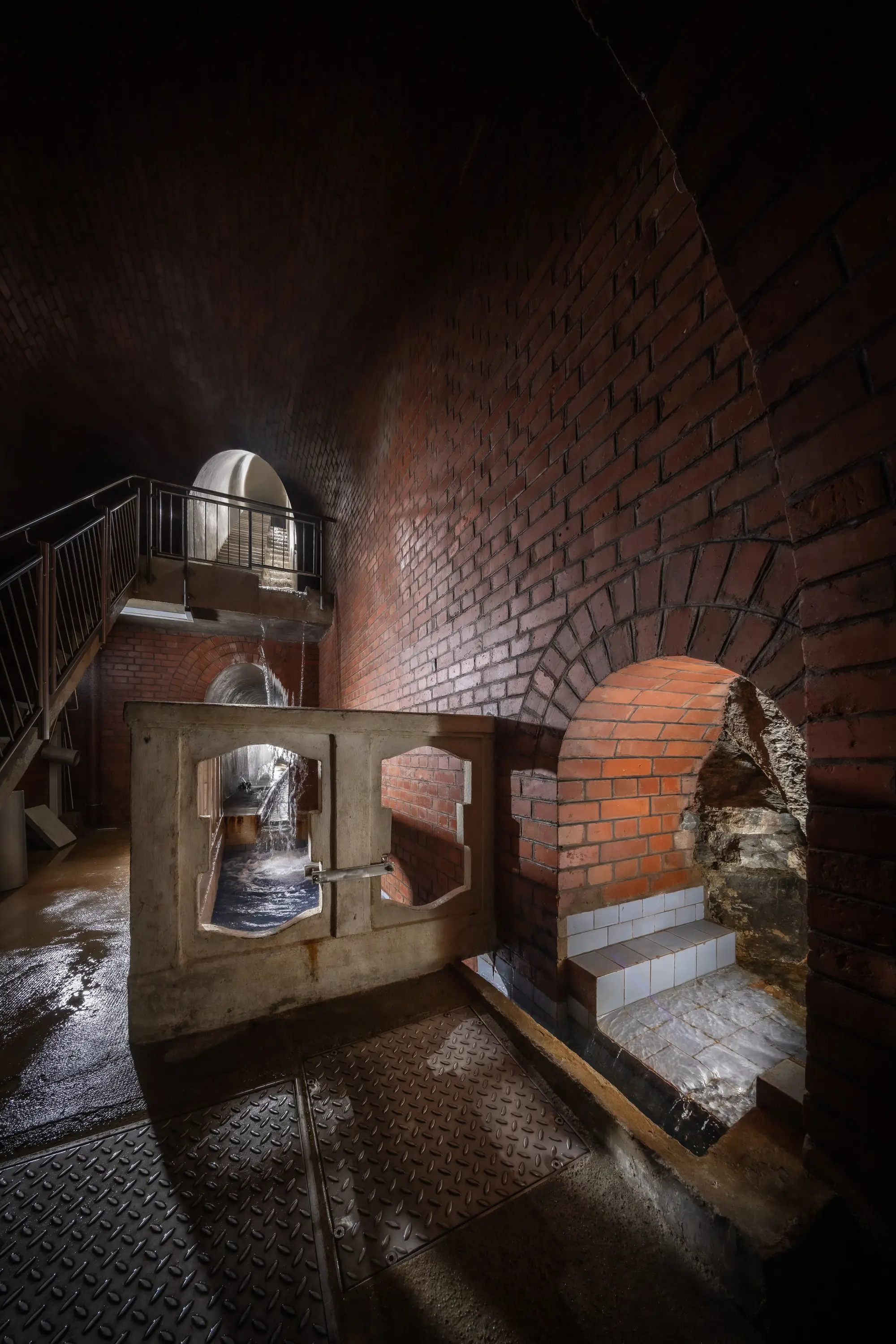 Gewölbter Gang aus Backstein im historischen Wasserwerk Würzburg-Zell