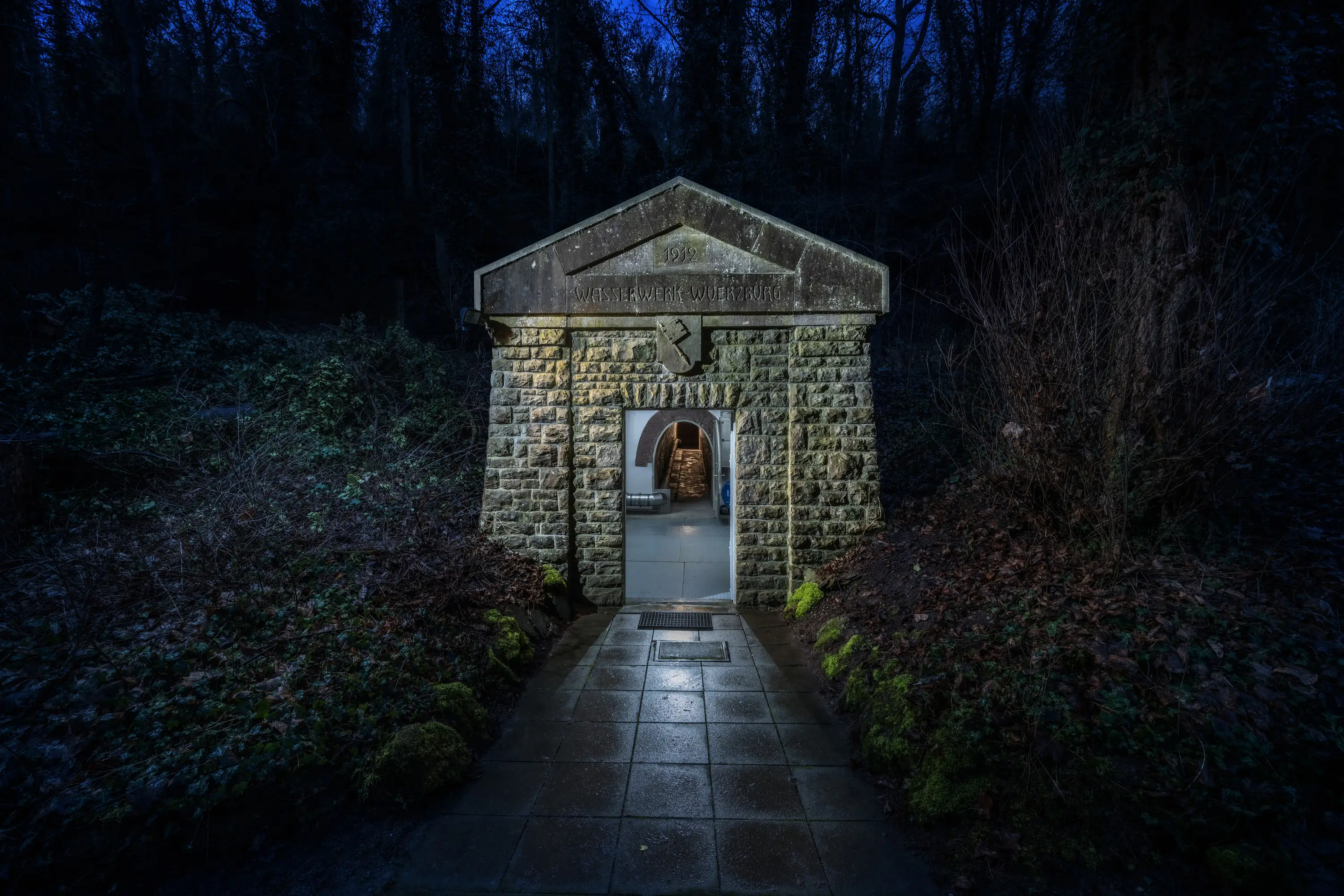 Steinernes Brunnenhaus des Wasserwerks Würzburg-Zell bei Nacht