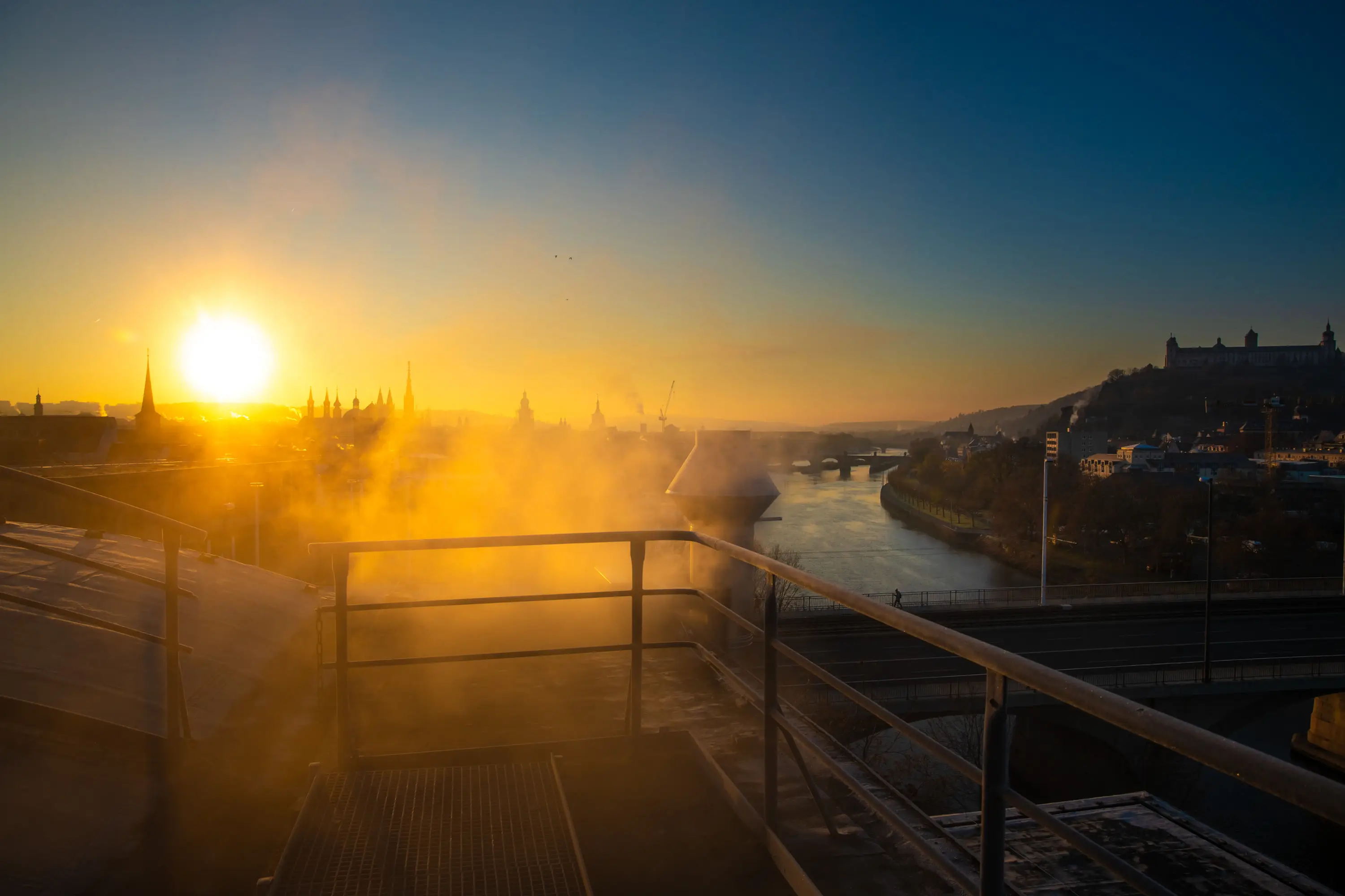 Sonnenaufgang über Würzburg, gesehen von der Baustelle des Heizkraftwerks