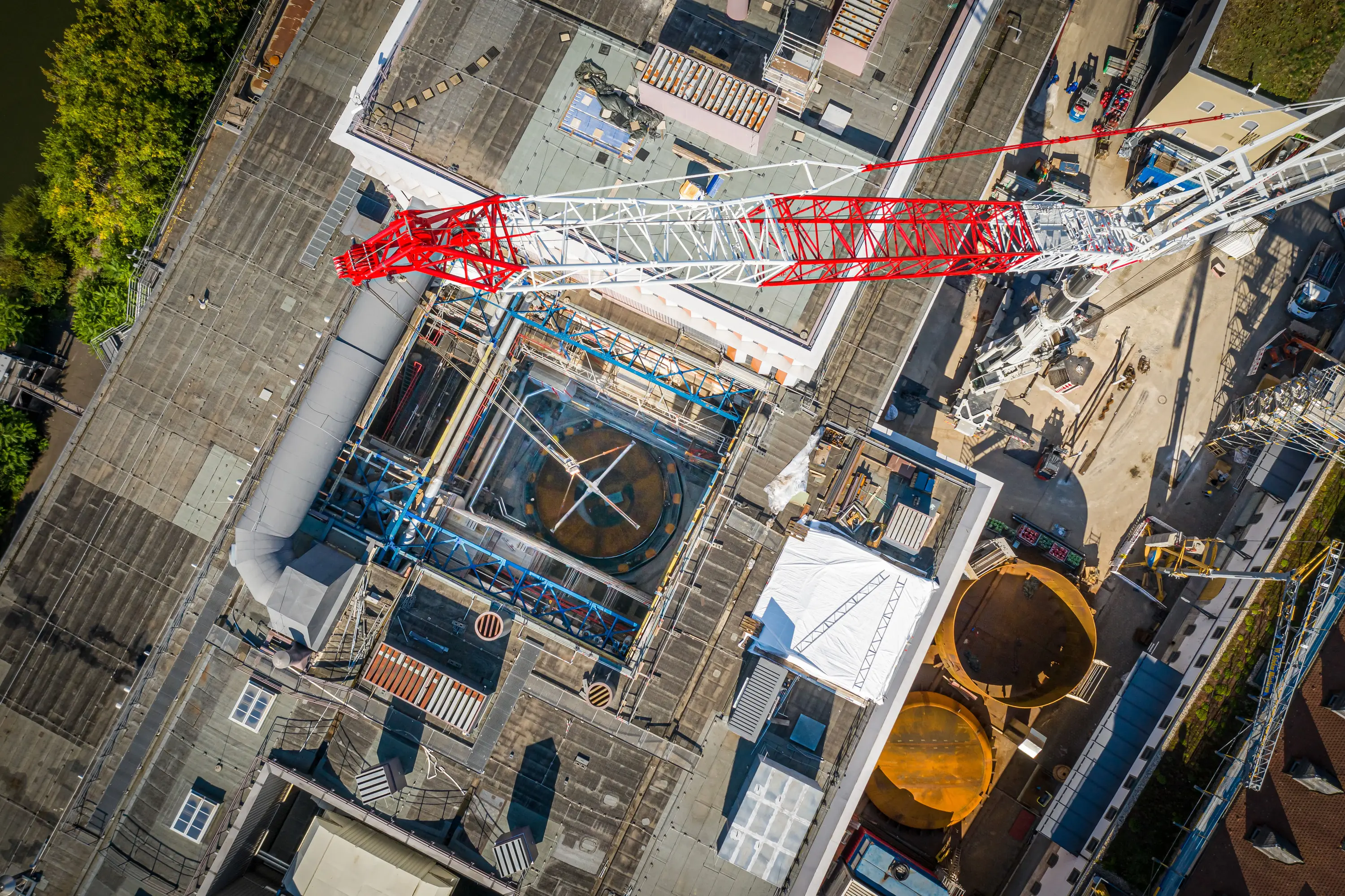 Baustelle des Heizkraftwerks Würzburg senkrecht von oben mit Kran