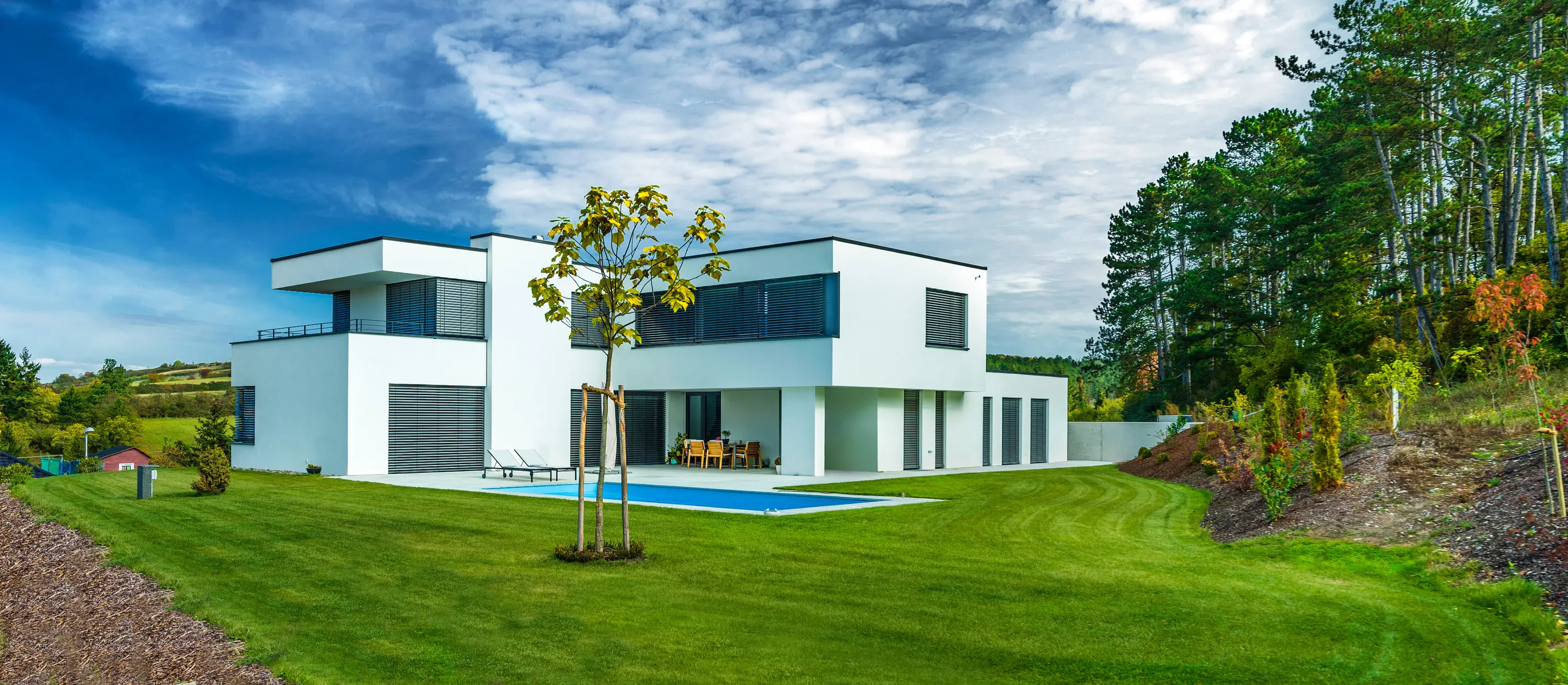 Weiße moderne Villa mit Pool und weitem Garten