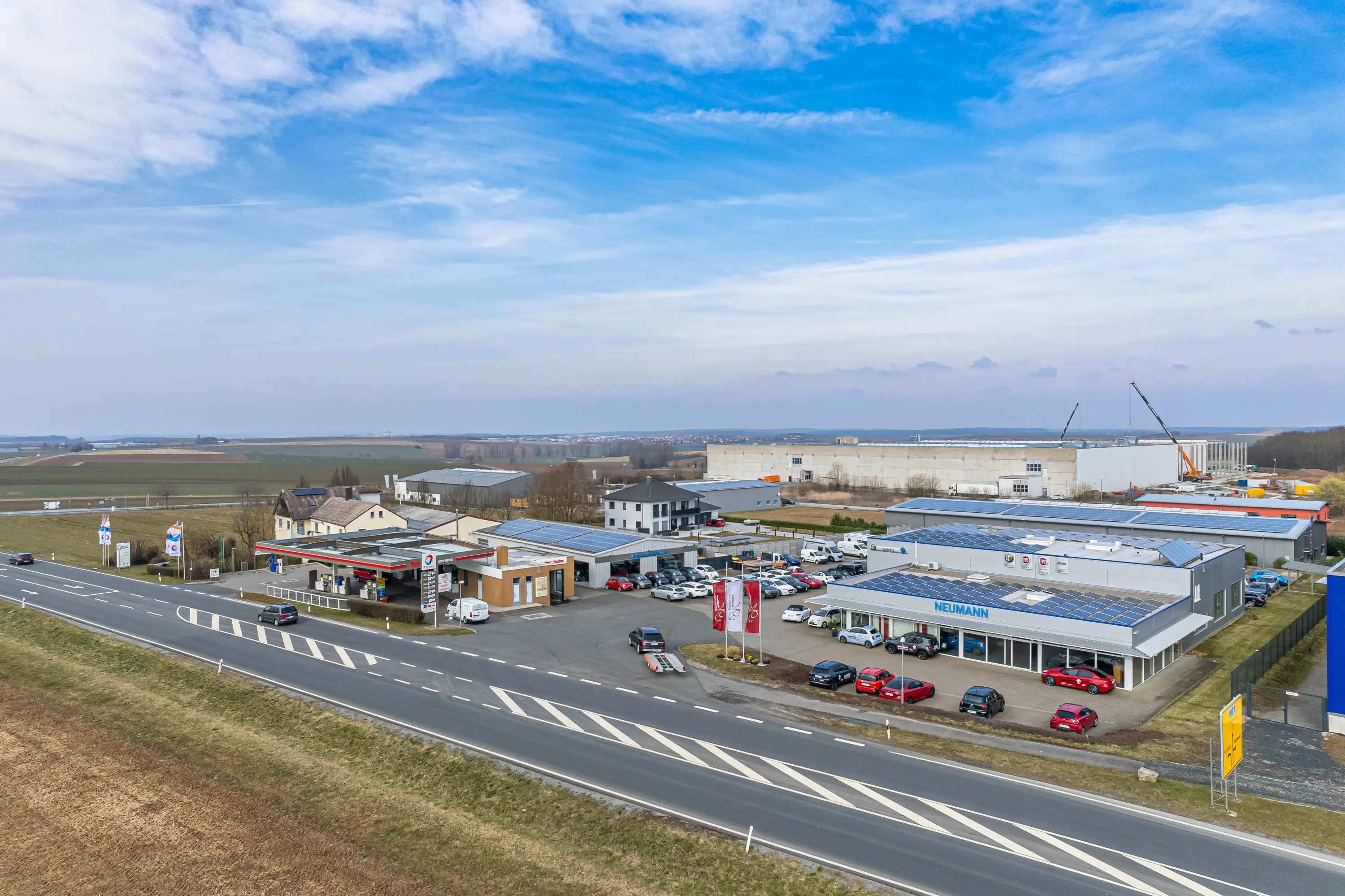 Luftaufnahme von Autohaus und Tankstelle Neumann in Reichenberg