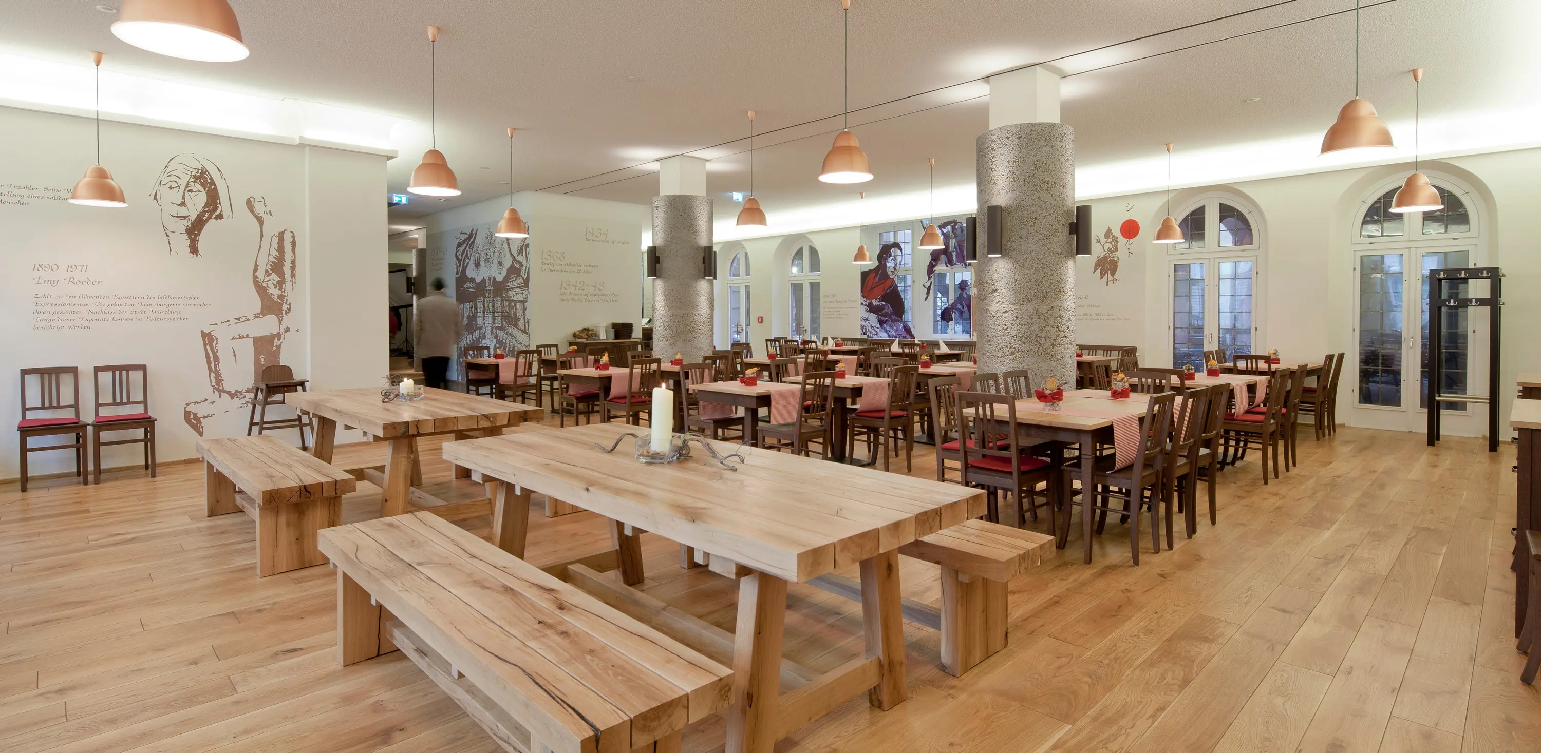 Gastraum mit langen Holztischen und Bänken im Ratskeller Würzburg