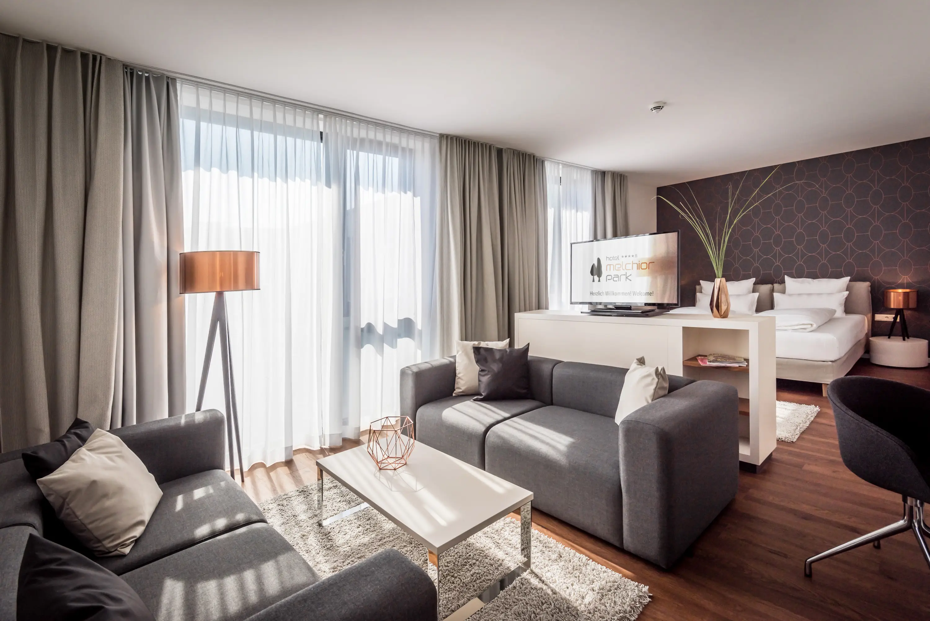 Geräumiges Zimmer mit Wohn- und Schlafbereich, Hotel Melchiorpark Würzburg