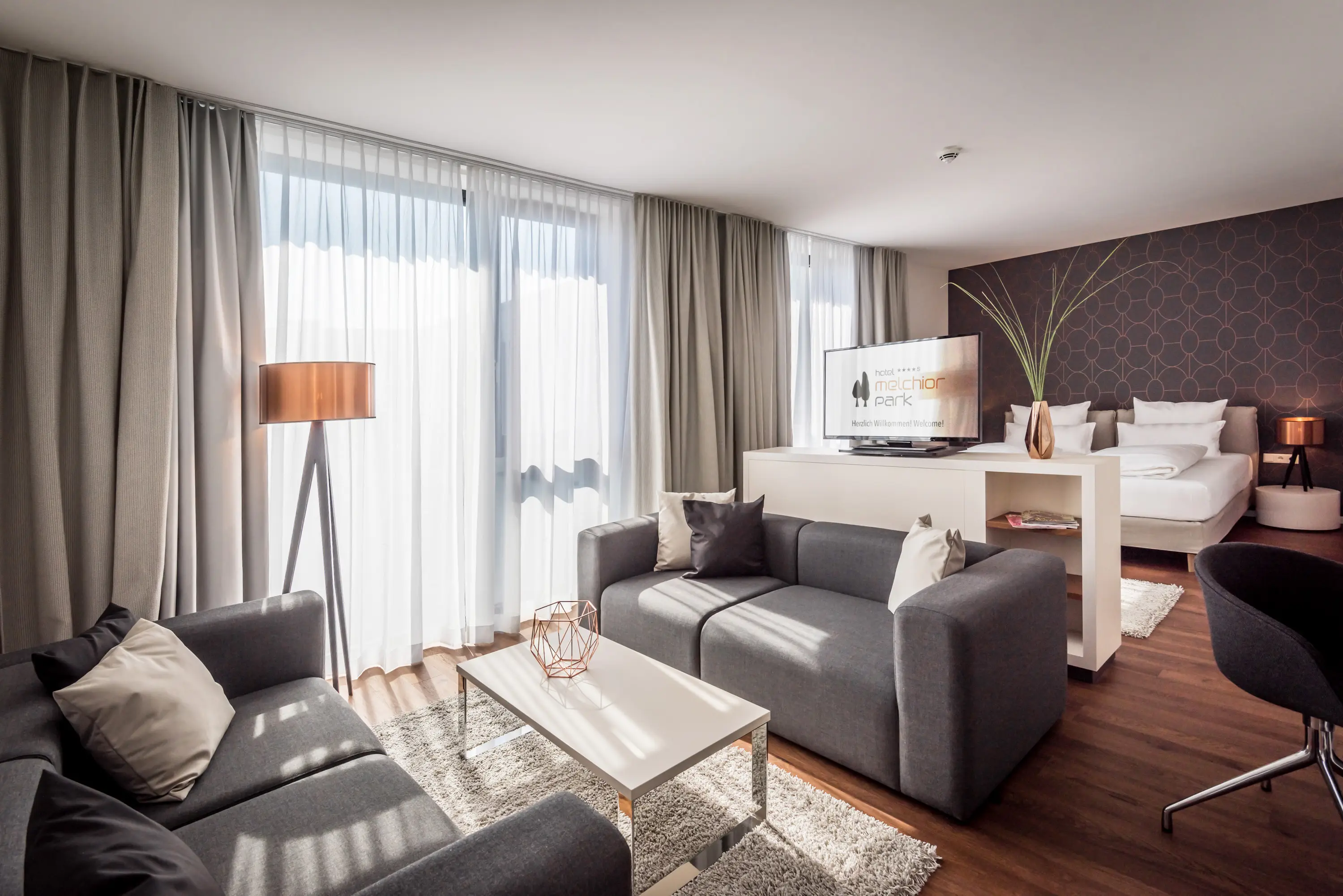 Geräumiges Zimmer mit Wohn- und Schlafbereich, Hotel Melchiorpark Würzburg