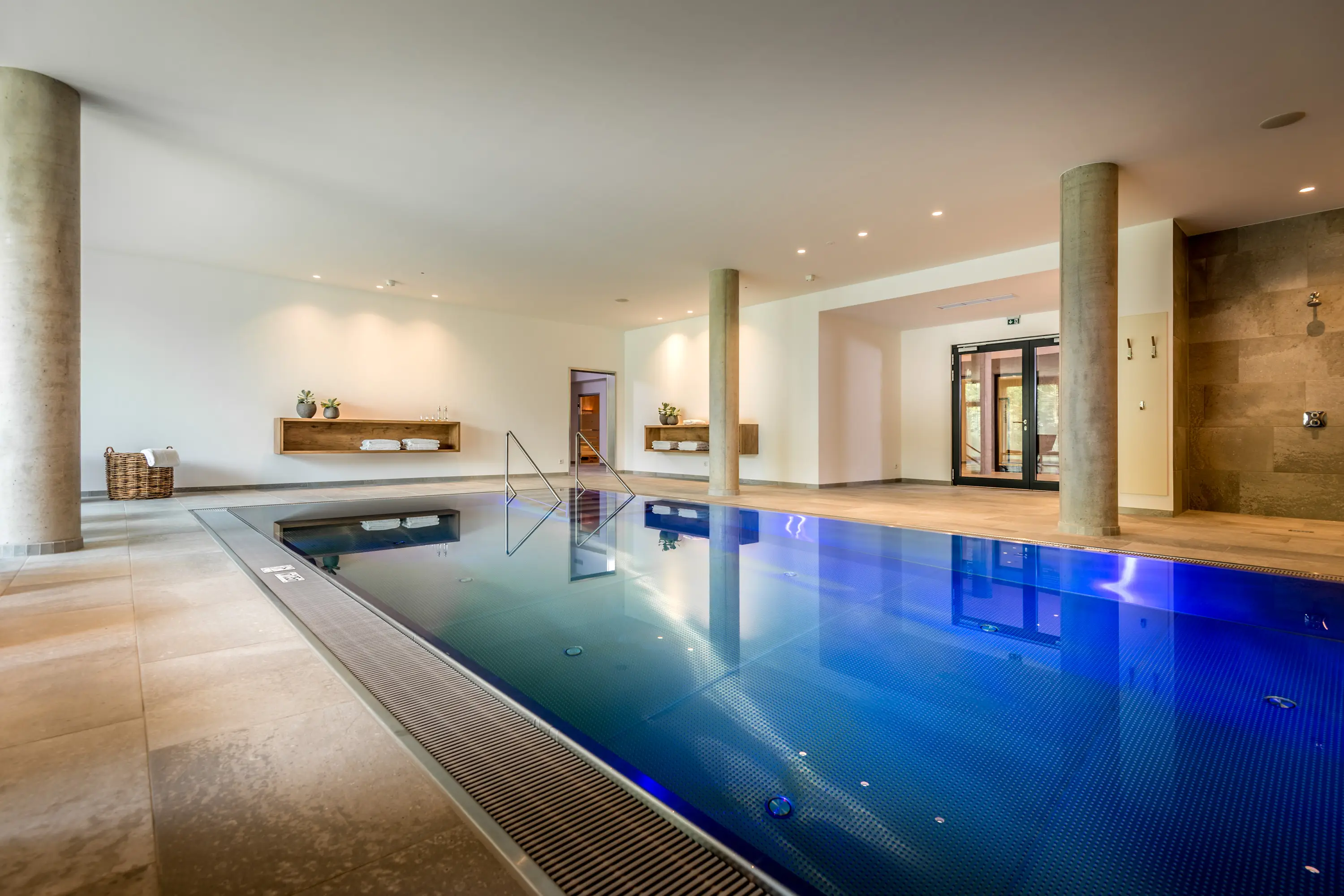 Beleuchteter Innenpool im Wellnessbereich des Hotels Melchiorpark Würzburg