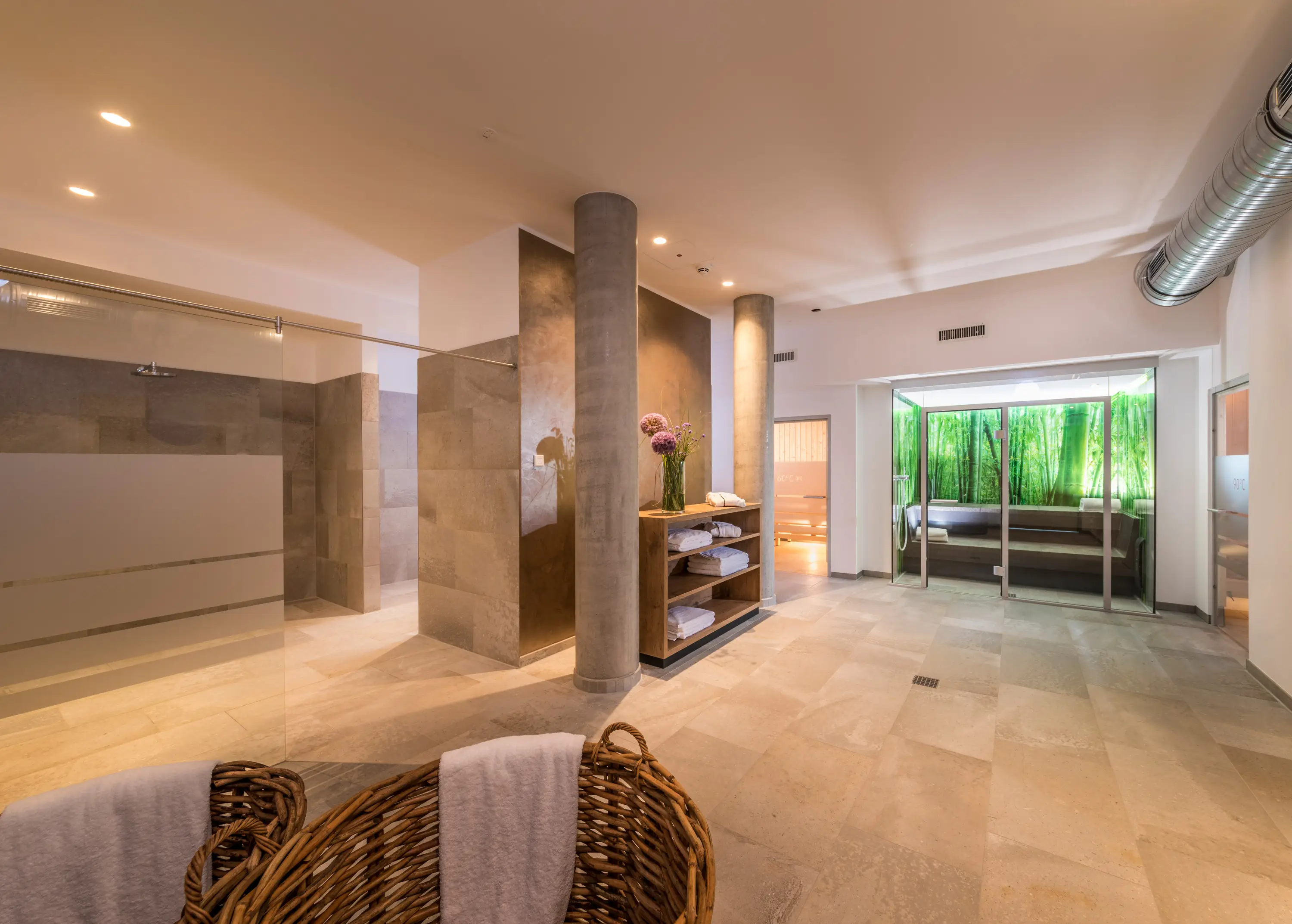 Wellnessbereich mit Liegen und Blick ins Grüne, Hotel Melchiorpark Würzburg