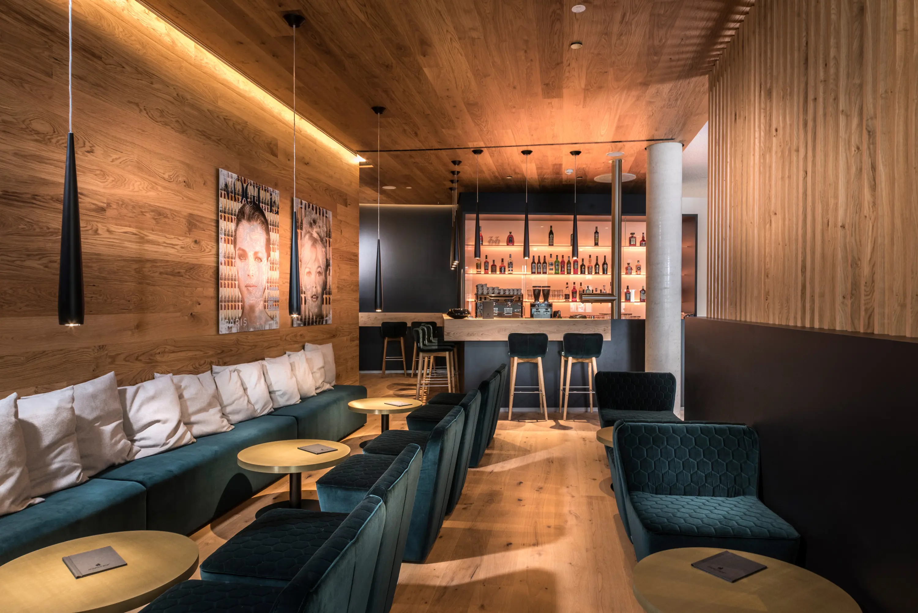 Hotelbar mit Lounge-Sitzplätzen und Holzverkleidung, Hotel Melchiorpark Würzburg