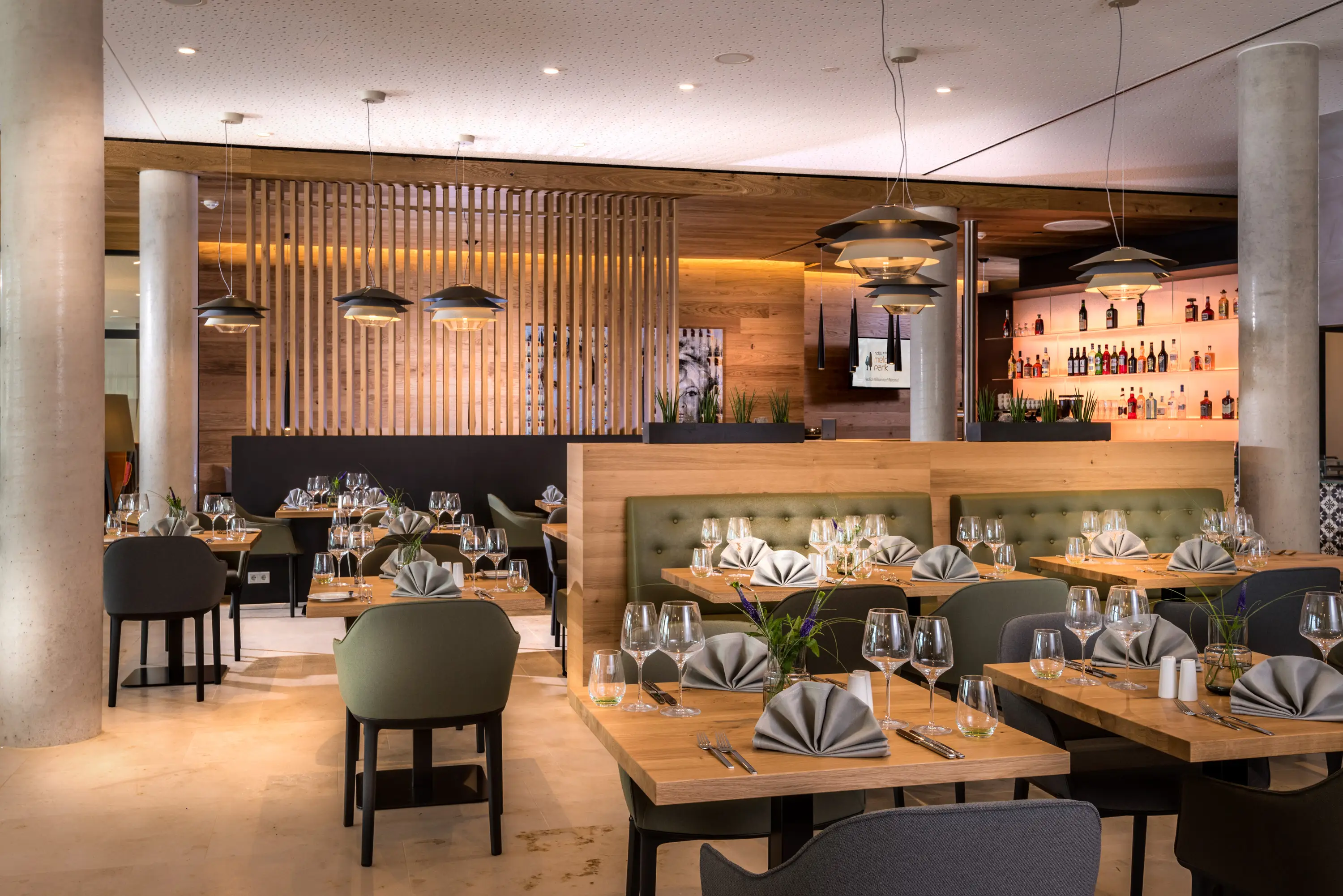 Restaurant mit gedeckten Tischen, Hotel Melchiorpark Würzburg