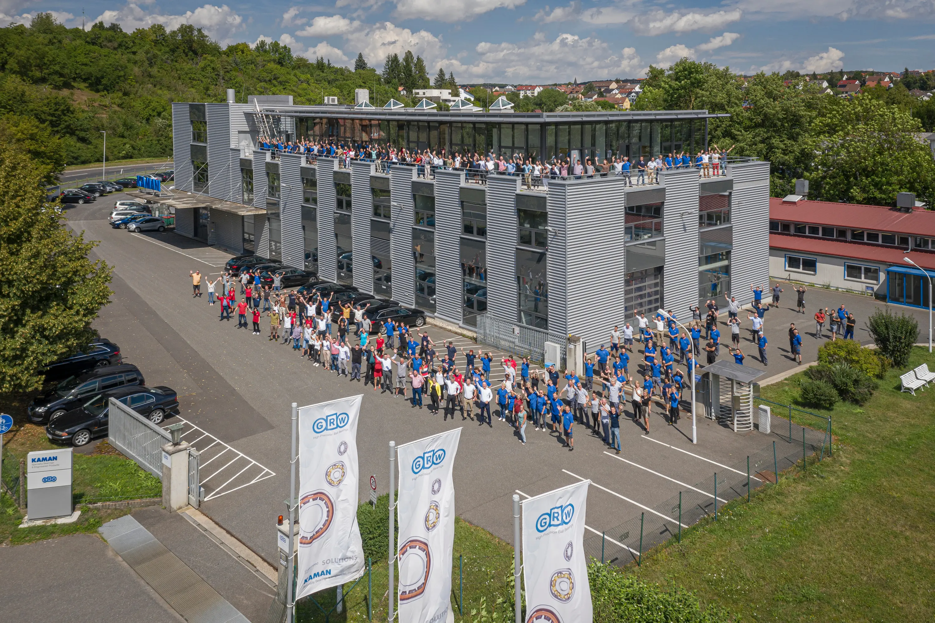 Belegschaft von GRW vor dem Firmengebäude in Rimpar, Luftaufnahme