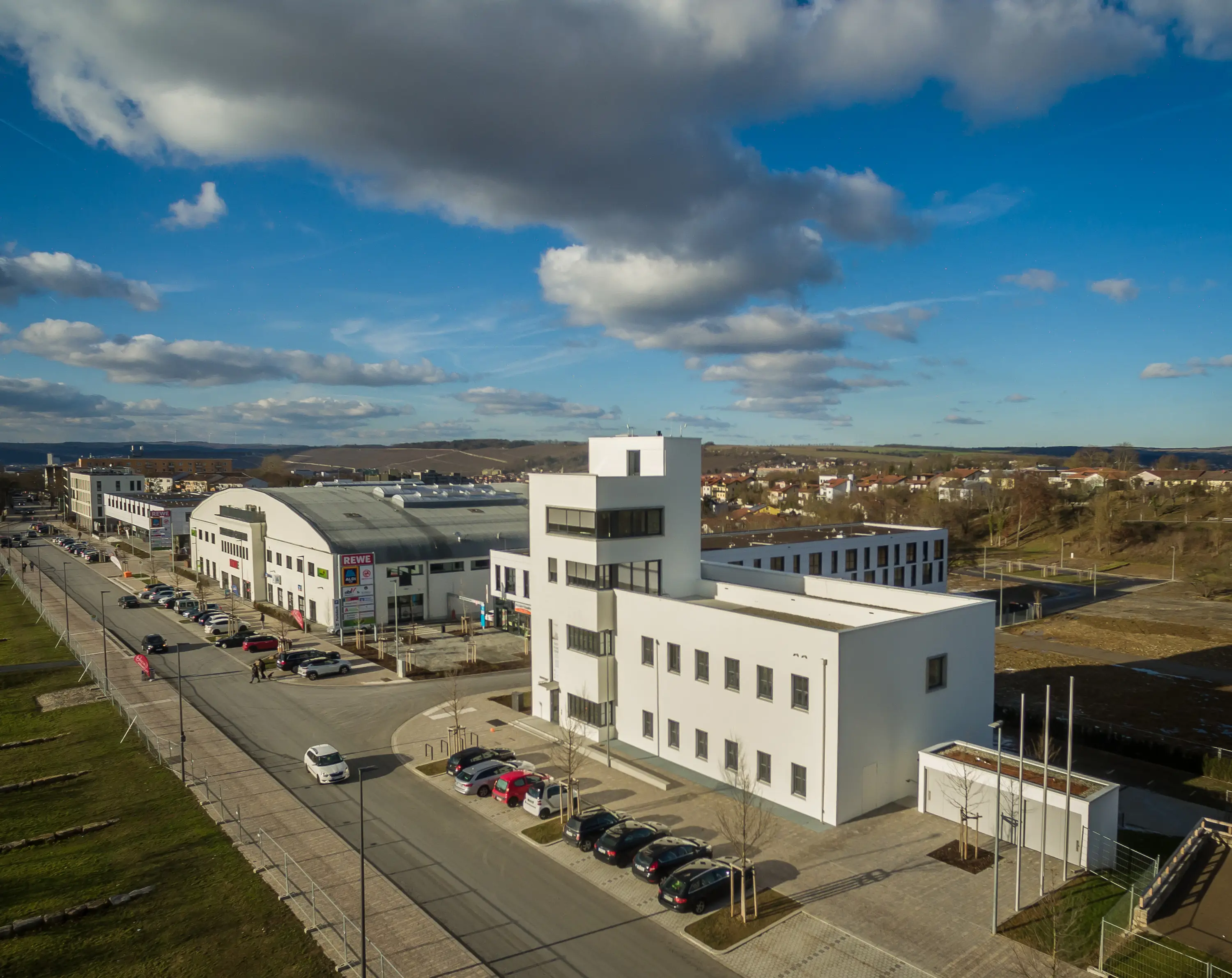 Gebäude des ZDI Mainfranken mit Turm an der Straße, Luftaufnahme