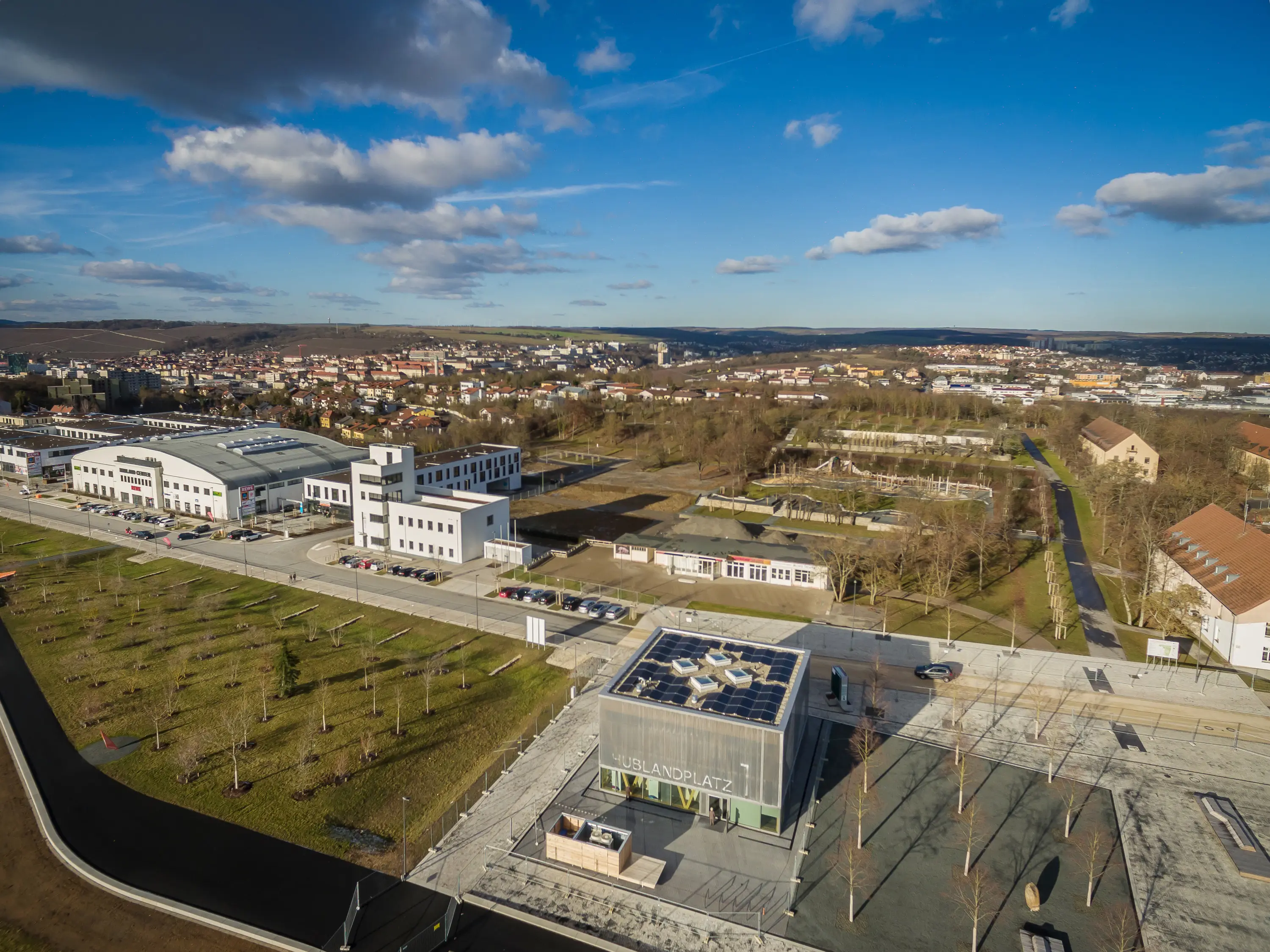 Gelände des ZDI Mainfranken mit Würzburg im Hintergrund, Luftaufnahme