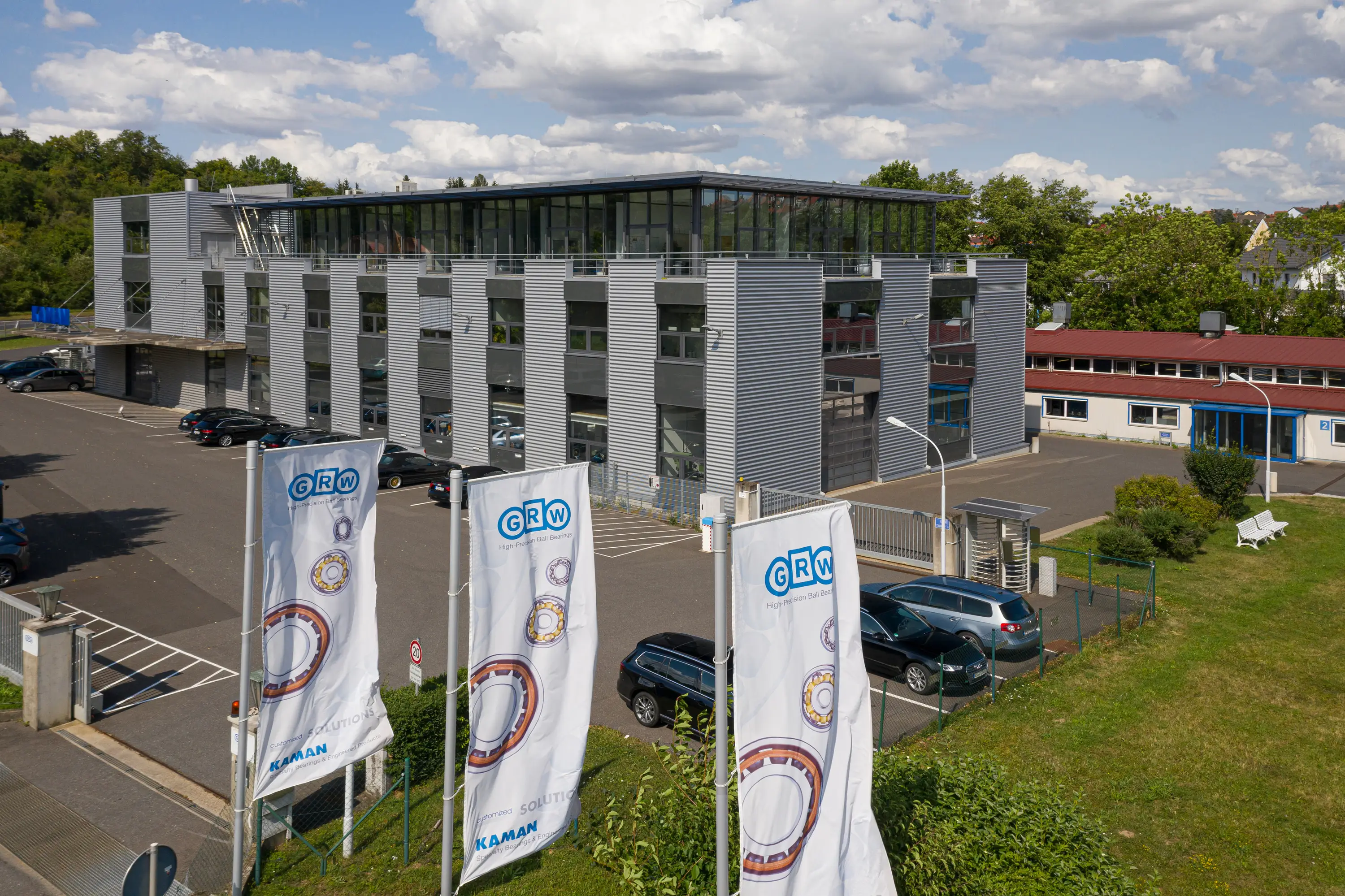 Firmengebäude von GRW in Rimpar mit Fahnen, Luftaufnahme
