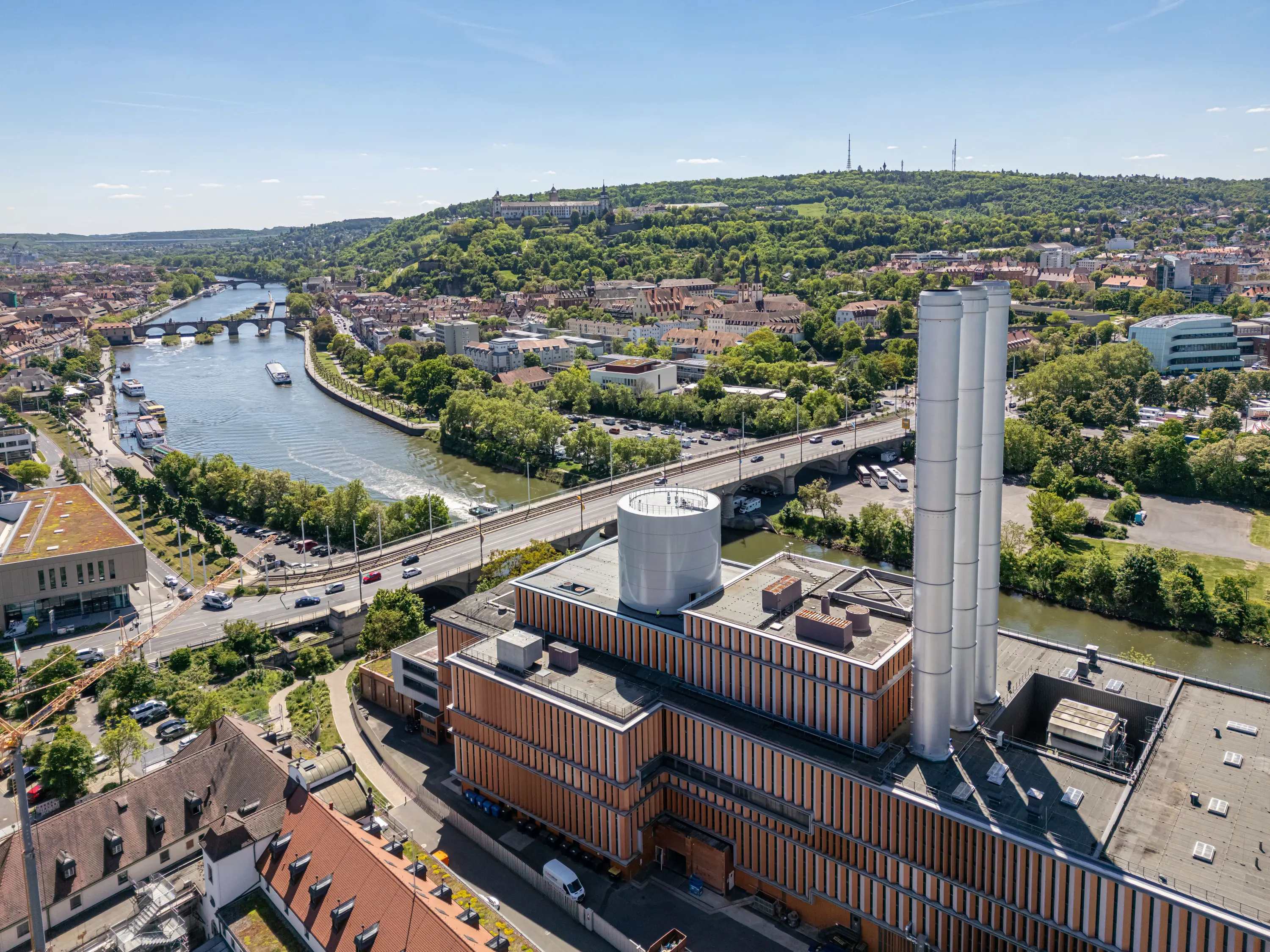 Heizkraftwerk Würzburg mit Main und Altstadt aus der Luft