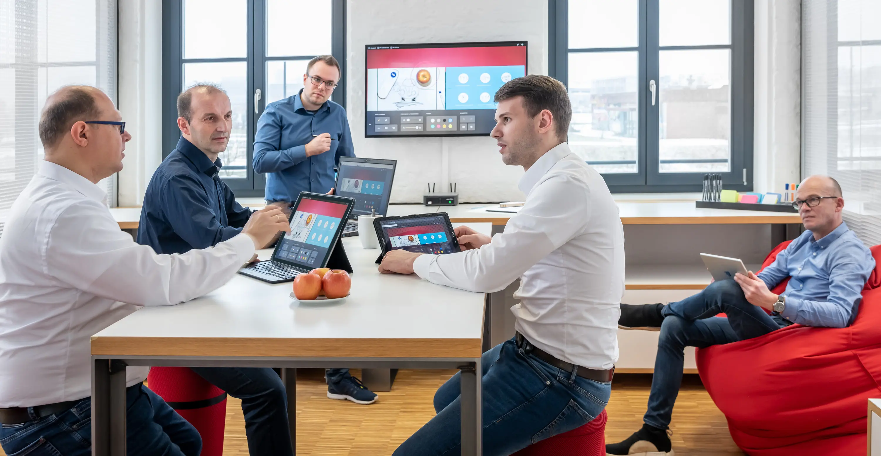 Besprechung mit Tablets am Tisch im ZDI Mainfranken