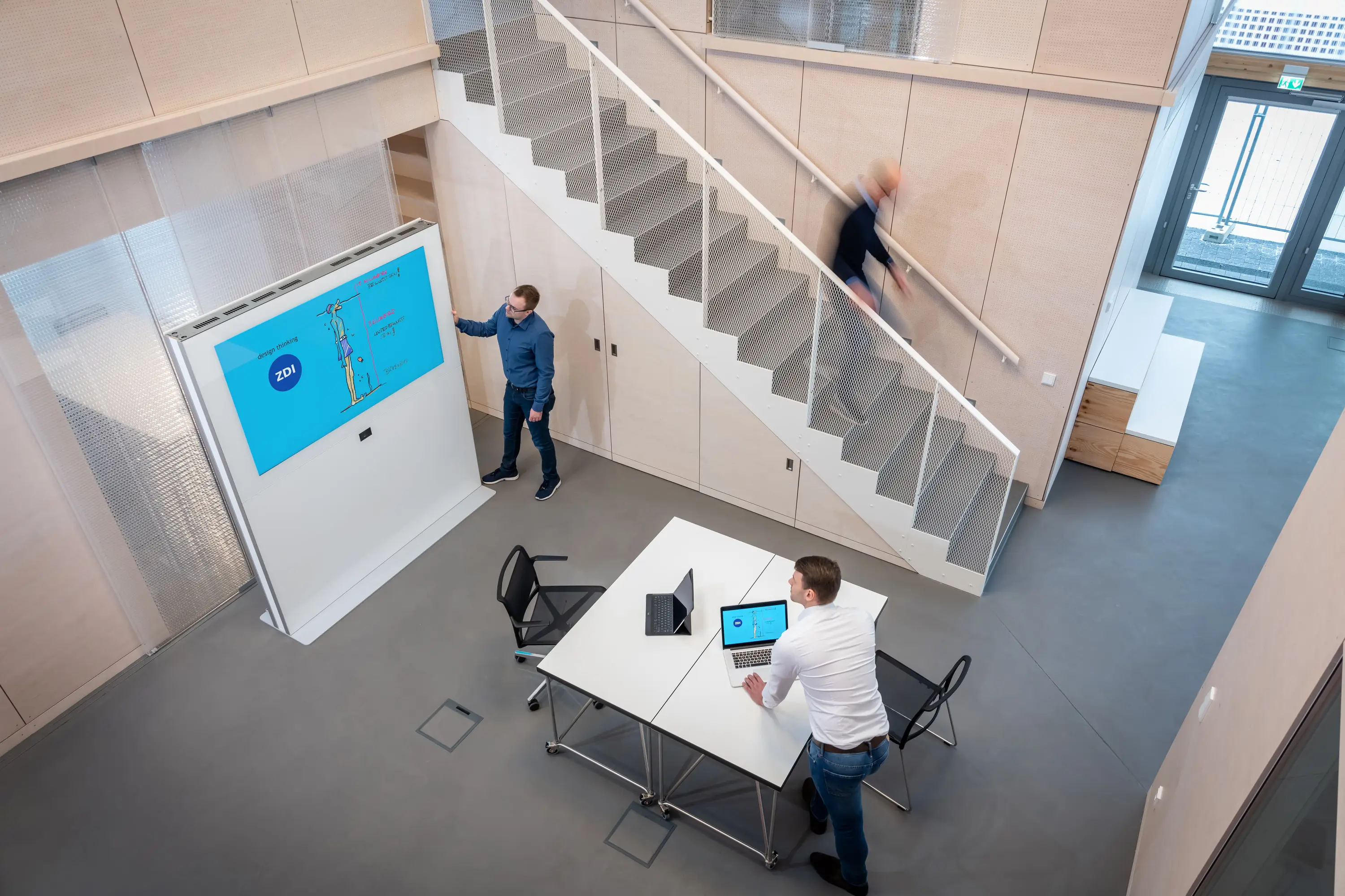 Arbeitsraum mit Treppe von oben gesehen, ZDI Mainfranken