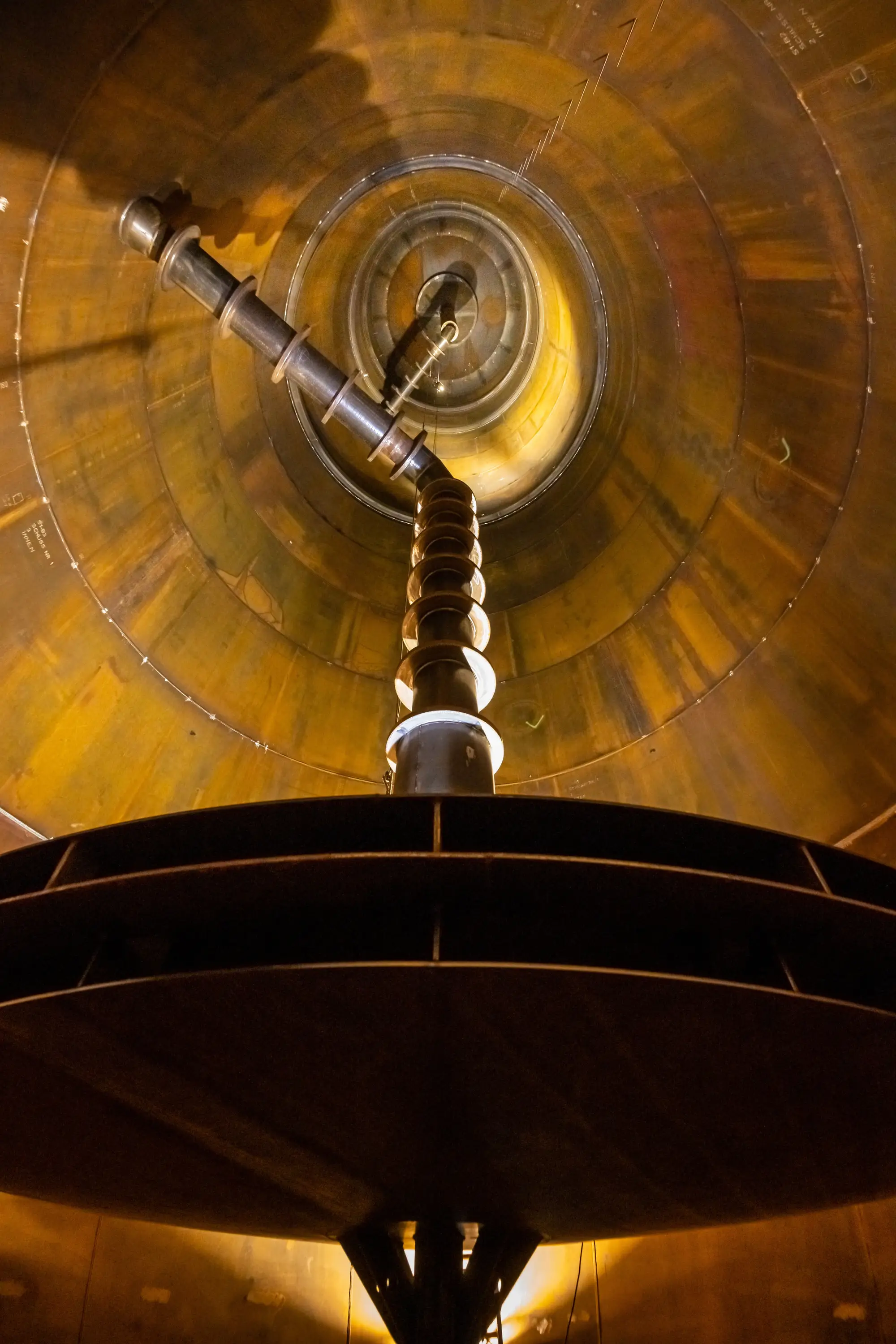 Blick nach oben in einen runden Stahlbehälter, Heizkraftwerk Würzburg