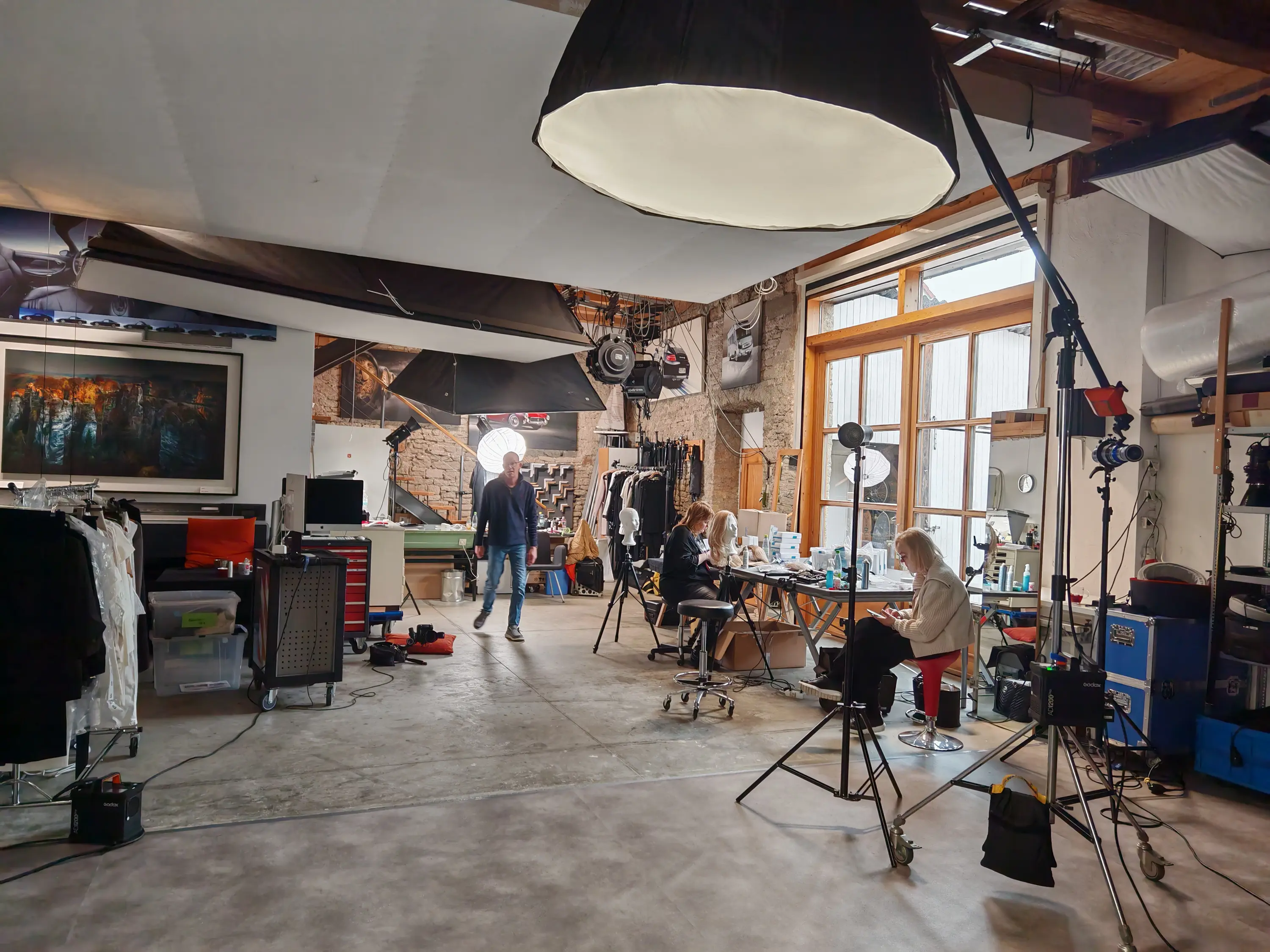 Blick in das Fotostudio in Reichenberg bei Würzburg mit Licht und Set